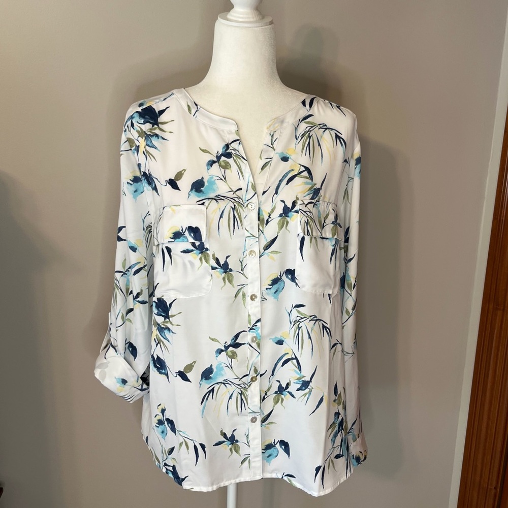Chicos size 3 polyester V-neck top